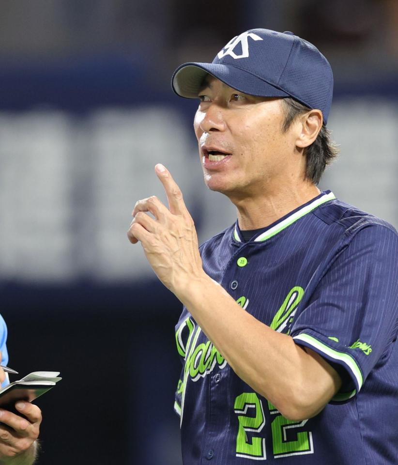 　８回、選手交代を告げる高津監督（撮影・西岡正）
