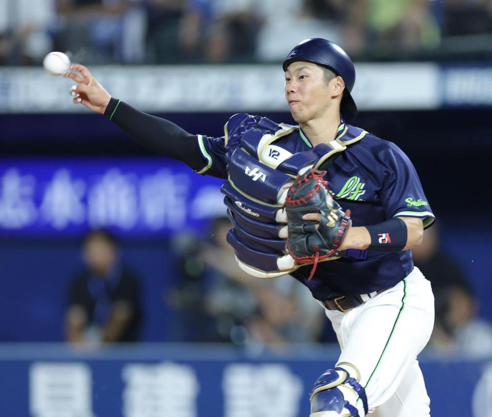 　８回、三森のバントで三塁へ送球する古賀（撮影・西岡正）