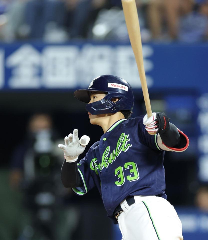 　６回、中越えに適時二塁打を放つ内山（撮影・西岡正）