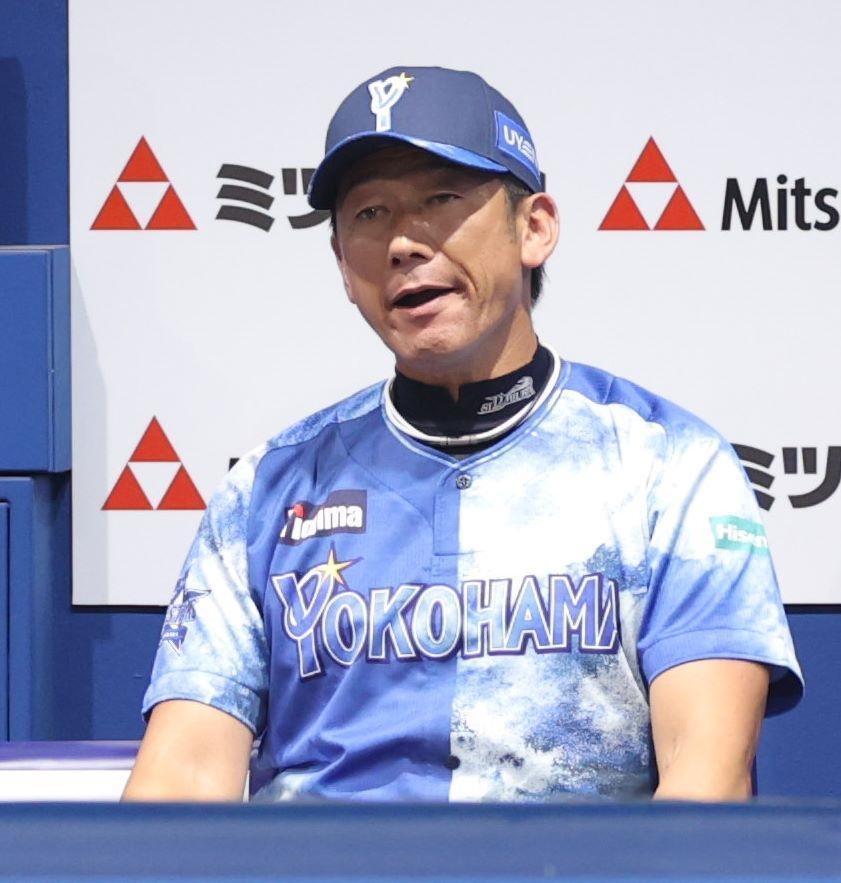 　６回、２点目を失い、ベンチで厳しい表情を浮かべる三浦監督（撮影・西岡正）