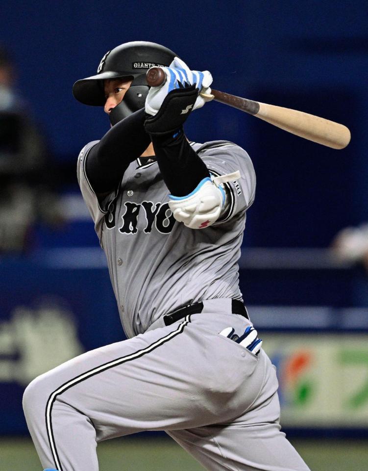 　６回、岸田が左前に先制打を放つ