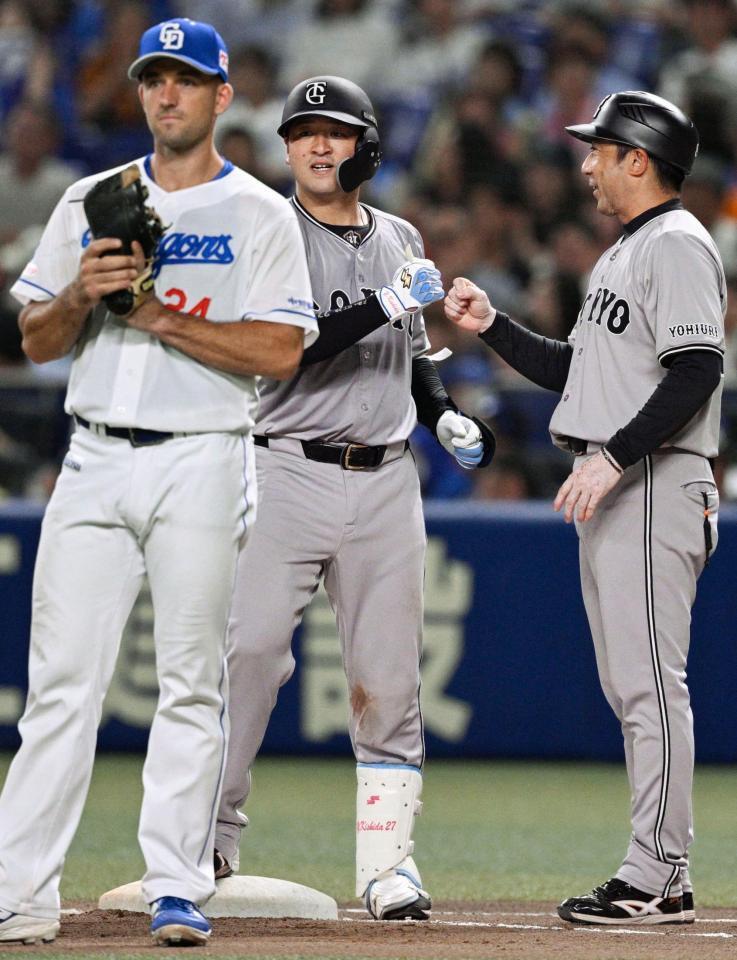 　６回、先制打を放ち、タッチを交わす岸田（中央）