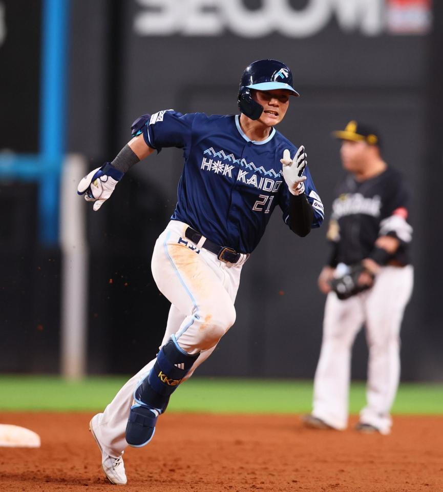 　８回、逆転２点適時三塁打を放ち、激走する清宮幸（撮影・中島達哉）