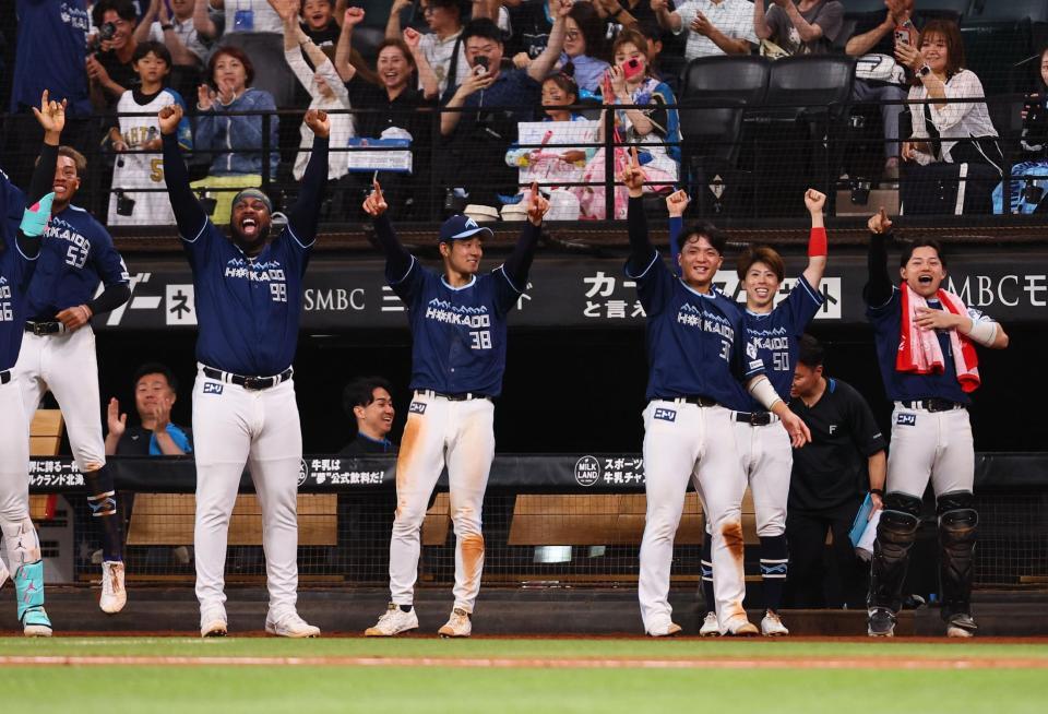 　８回、清宮幸が逆転２点適時三塁打を放ち、わきあがる日本ハムナイン（撮影・中島達哉）