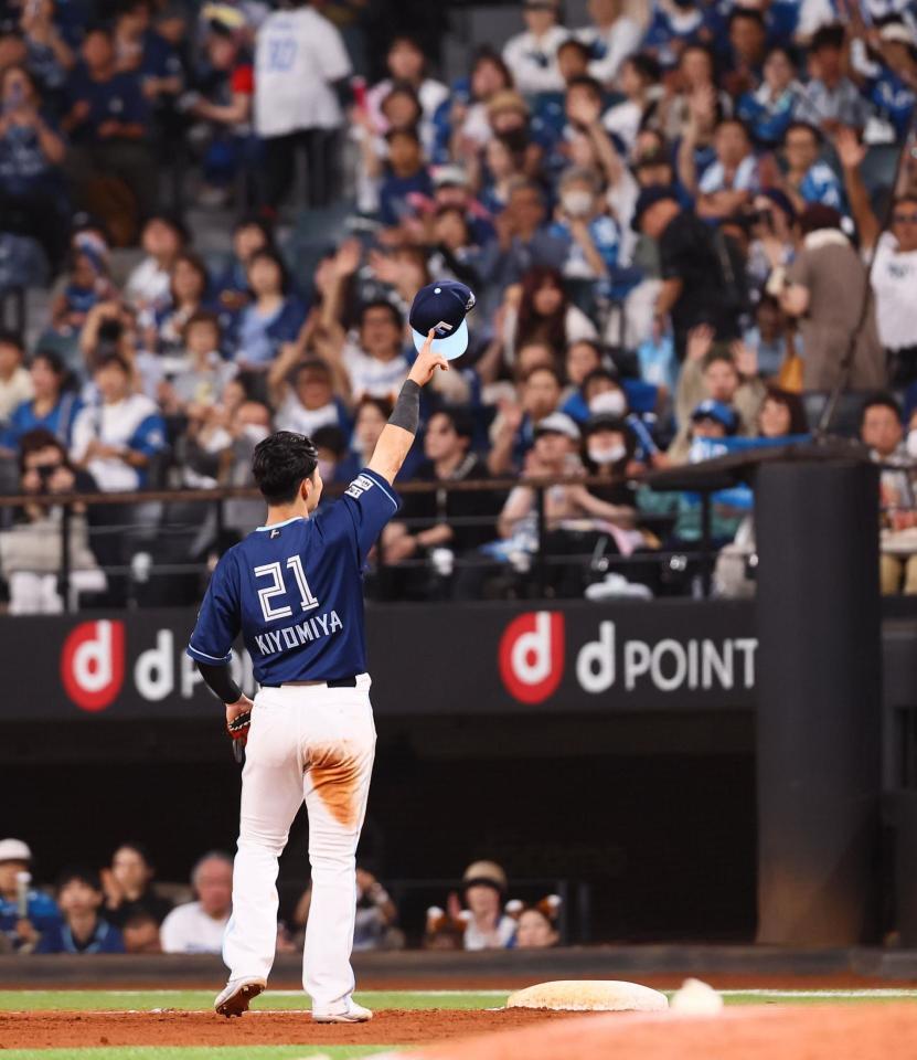 　８回、逆転打を放ち、スタンドのファンの歓声に応える清宮幸（撮影・中島達哉）