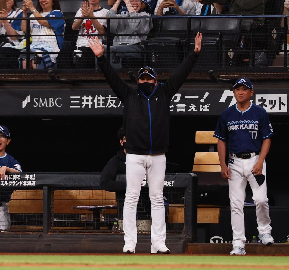 　８回、清宮幸が逆転２点適時三塁打を放ち、バンザイする新庄監督（中央）＝撮影・中島達哉