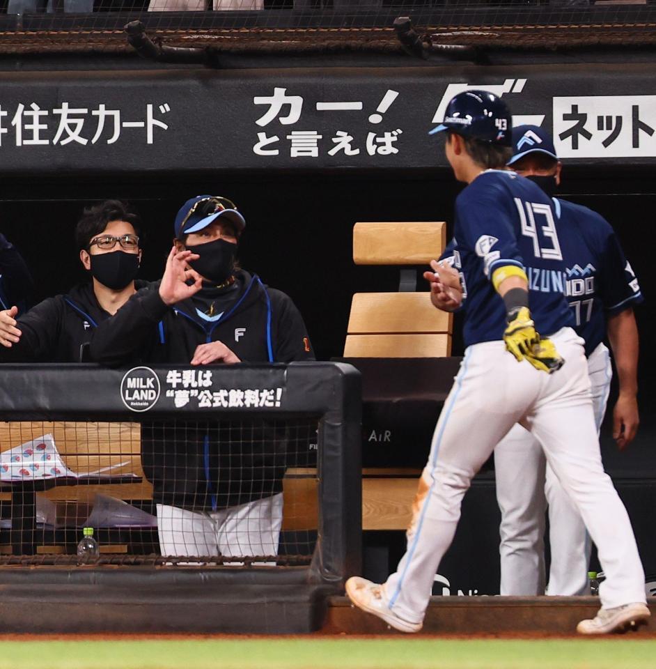 　５回、水谷の勝ち越し打で生還した水野（右から２人目）を迎える新庄監督（中央）＝撮影・中島達哉