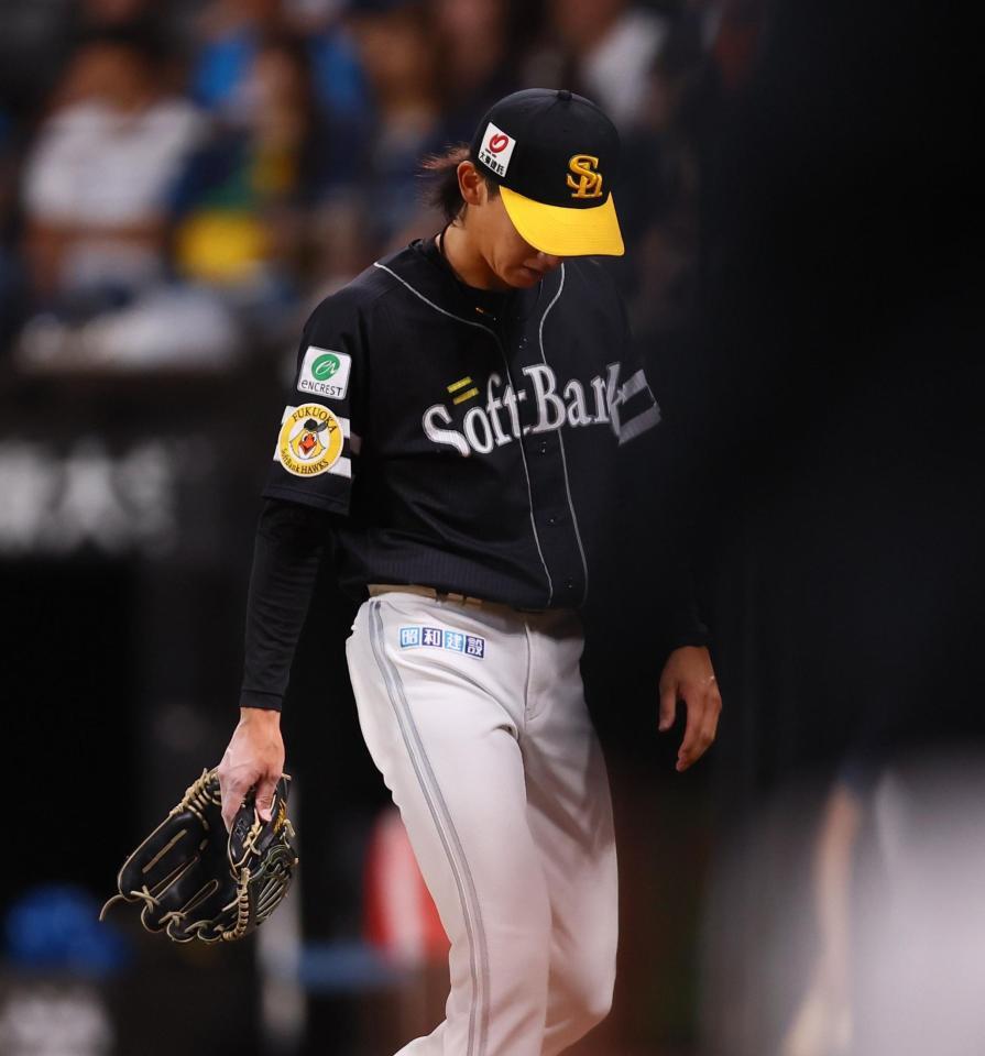 　５回、勝ち越しを許し、がっくりと引き揚げる大津（撮影・中島達哉）