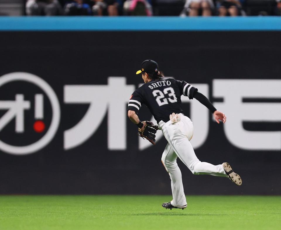 　５回、水谷の中前打を後逸する周東（撮影・中島達哉）