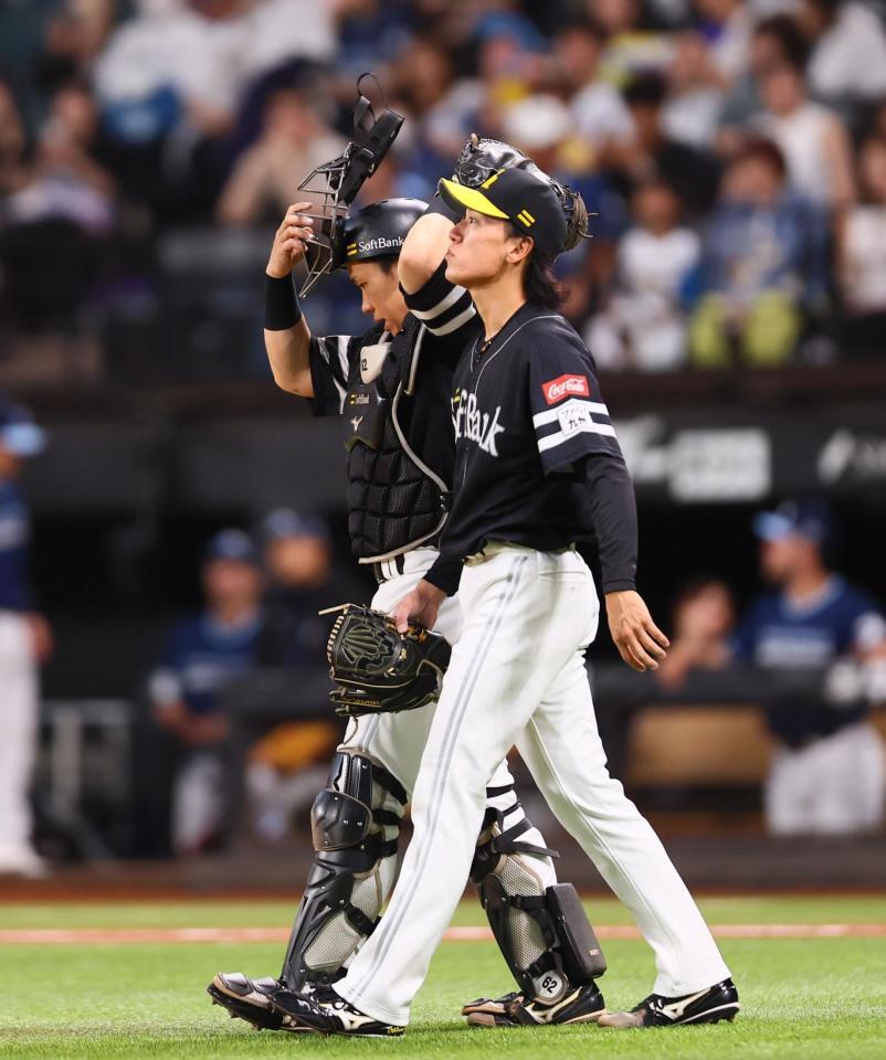 　５回、水谷に勝ち越し打を許した大津（右）＝撮影・中島達哉