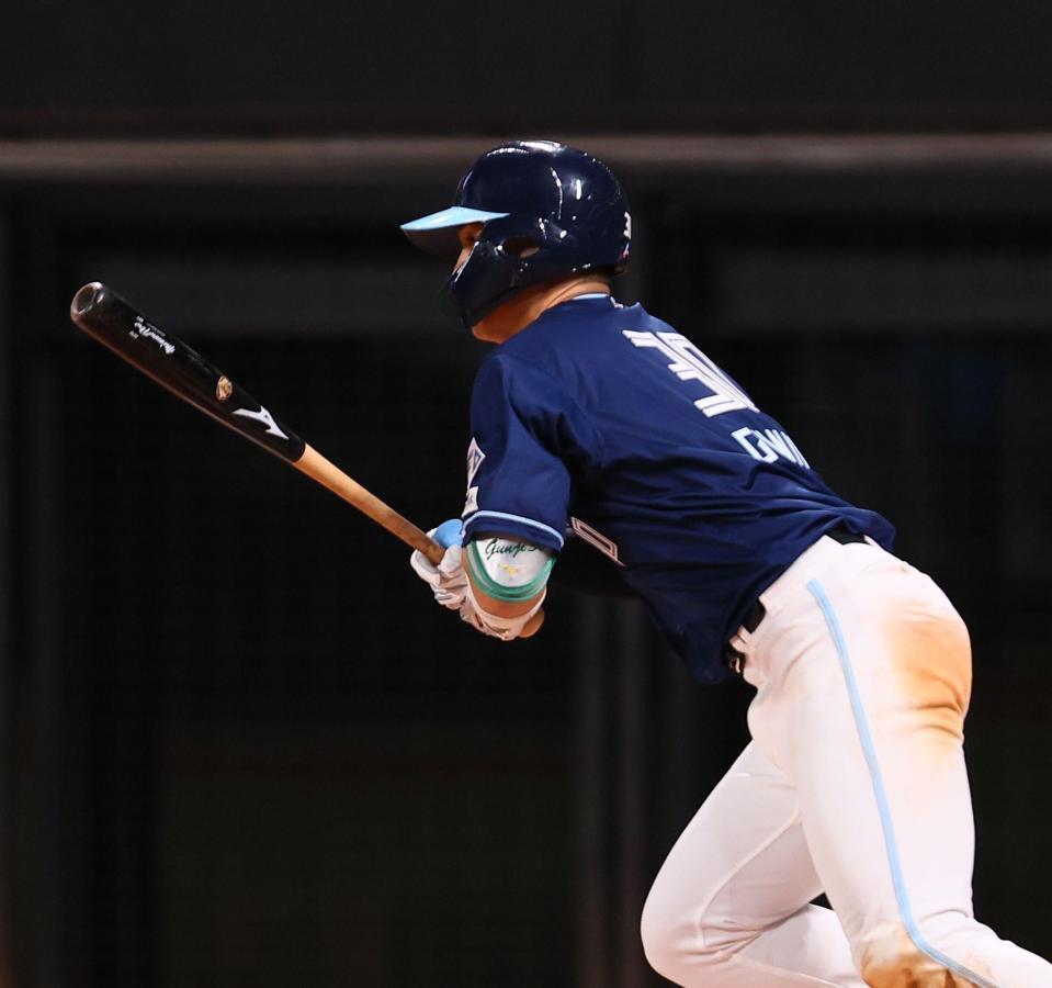 　８回、中前打を放つ郡司（撮影・中島達哉）