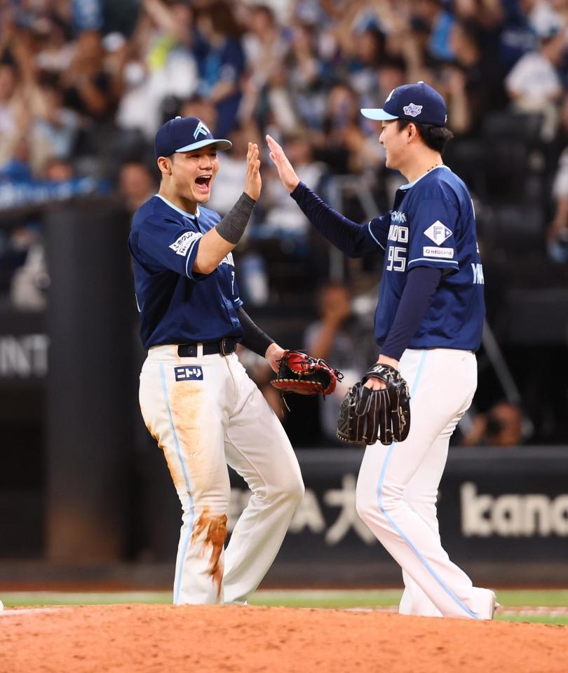 　ソフトバンクに逆転勝ちし、柳川（右）とタッチを交わす清宮幸（撮影・中島達哉）