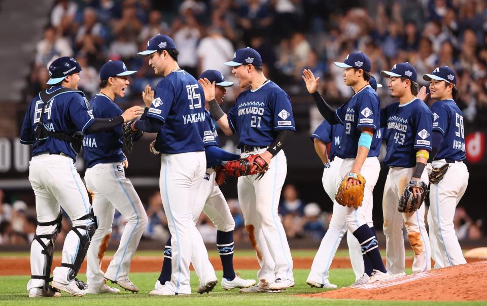 　ソフトバンクに逆転勝ちし、ナインを喜び合う清宮幸（中央）＝撮影・中島達哉