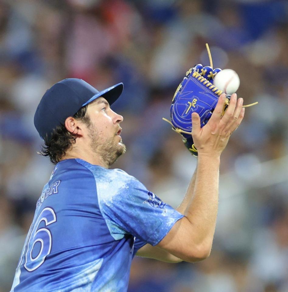 　５回、アビラの投ゴロを捕球するバウアー（撮影・西岡正）