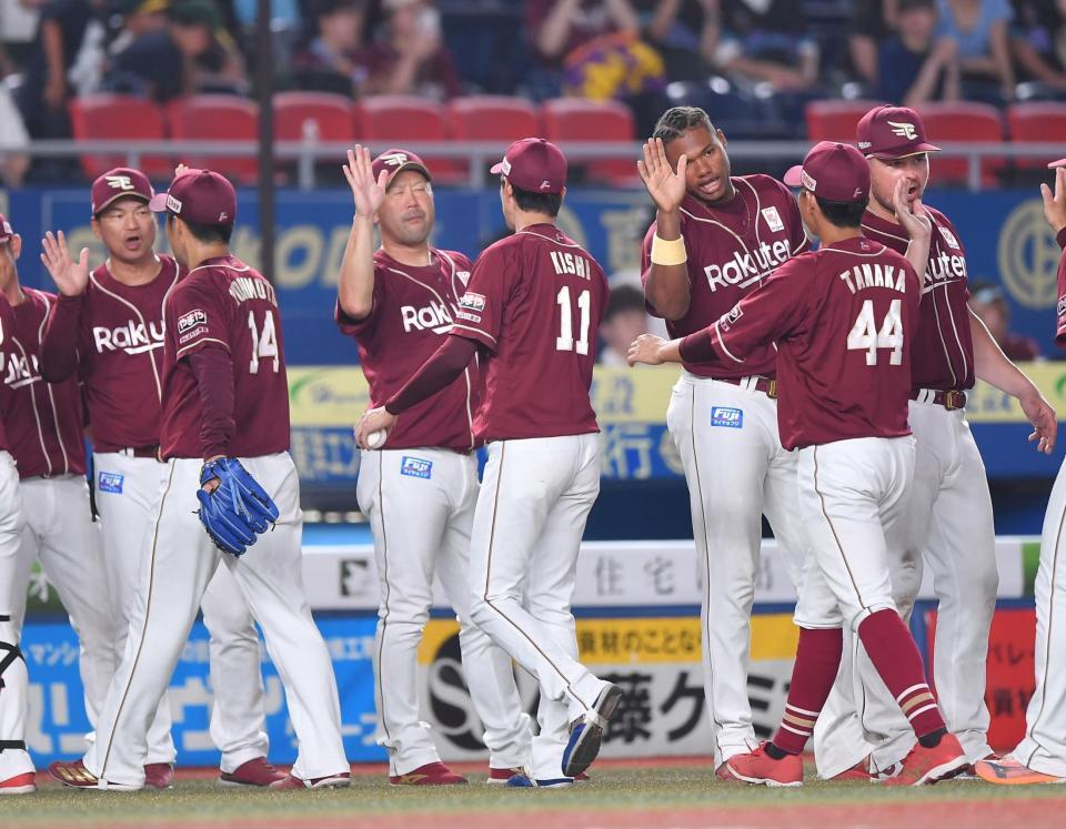 　今季５勝目を上げた岸（１１）らナインとタッチを交わす三木監督（撮影・開出牧）