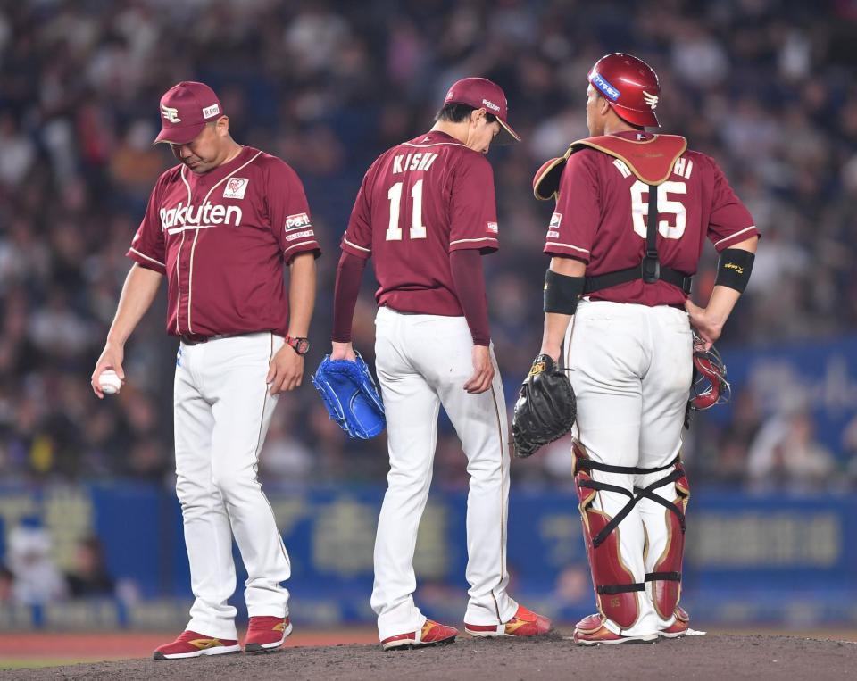 　６回途中で降板した岸（１１）。左は投手交代を告げた三木監督（撮影・開出牧）