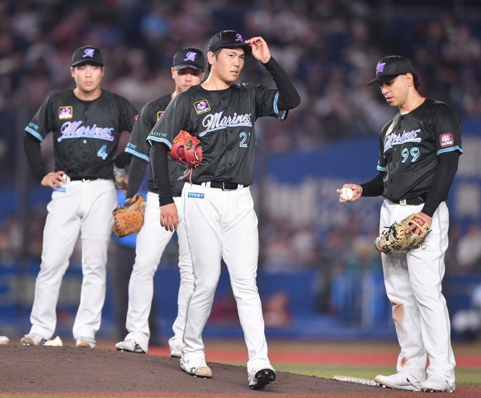 　楽天打線につかまり５回途中で降板した石川柊（中央）＝撮影・開出牧