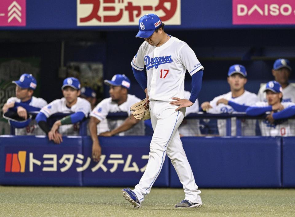 　６回、２点を失いうなだれる柳