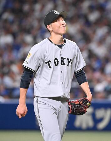 　６回裏を投げ終えてベンチに戻る戸郷