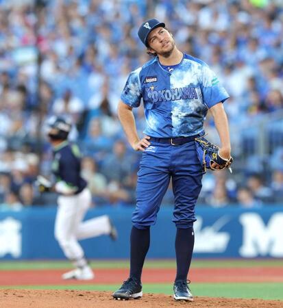 　２回、山田（左）にソロを浴び、首をかしげるバウアー