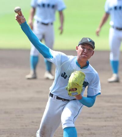 　投球練習をする山梨学院・菰田陽生（撮影・中田匡峻）