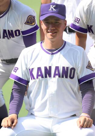 　集合写真で表情が和らぐ金足農・吉田大輝（撮影・中田匡峻）