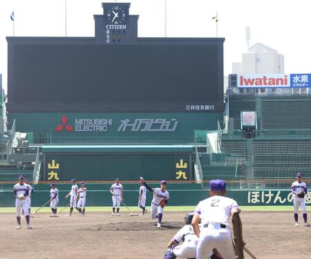 　マウンドで投球練習をする金足農・吉田大輝（撮影・中田匡峻）