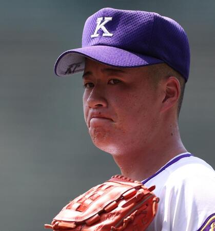 　帽子の裏に「天下」と書き込み、練習に臨む金足農・吉田大輝（撮影・中田匡峻）