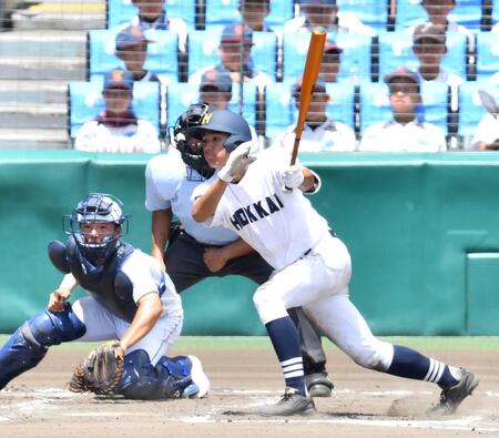 　明豊戦の６回、右前に同点適時打を放つ北海・幌村魁影（２０２３年８月１０日、甲子園）
