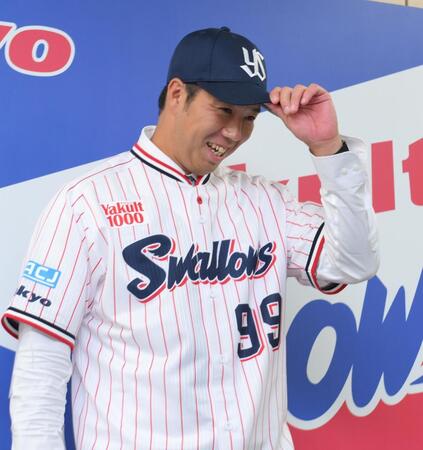 　入団会見で笑顔を見せる青柳（撮影・伊藤笙子）