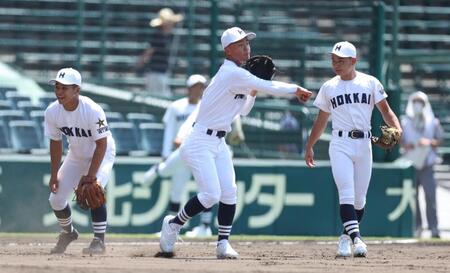 　ノックを受ける北海の選手たち（撮影・中田匡峻）
