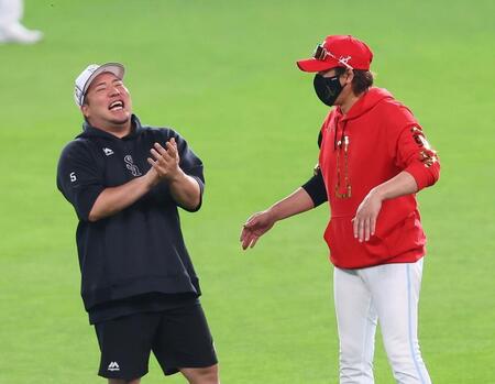 　試合前、山川（左）と談笑する新庄監督（撮影・中島達哉）