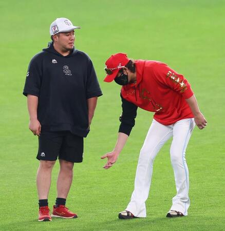　試合前、山川（左）と話をする新庄監督（撮影・中島達哉）