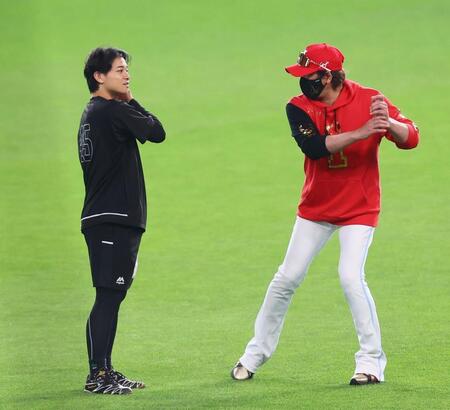 　試合前、谷川原（左）に打撃のアドバイスをする新庄監督（撮影・中島達哉）