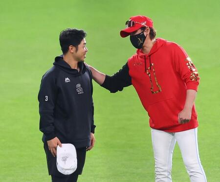 　試合前、近藤（左）と談笑する新庄監督（撮影・中島達哉）