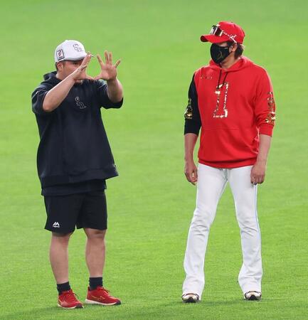 　試合前、新庄監督（右）と話し込む山川（撮影・中島達哉）