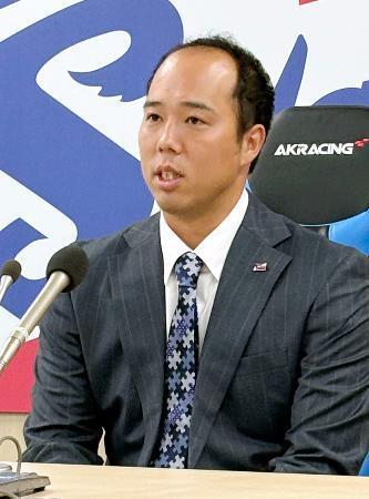 　ヤクルトに入団し記者会見する青柳晃洋投手＝３１日、東京都内