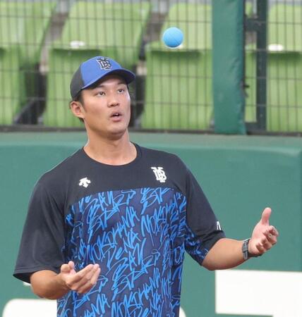 　ボールを宙に投げる藤浪（撮影・西岡正）