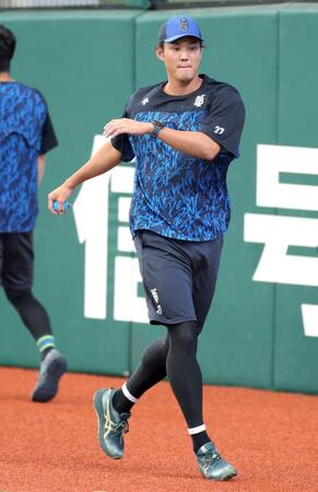 　アップする藤浪（撮影・西岡正）