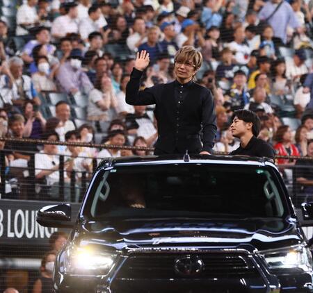 　ファーストピッチセレモニーで車に乗って登場したＧＡＣＫＴ（撮影・中島達哉）