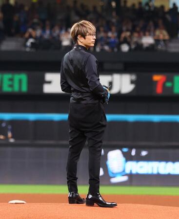 　ファーストピッチセレモニーで構えるＧＡＣＫＴ（撮影・中島達哉）