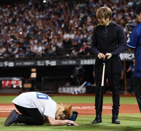 　ファーストピッチセレモニーで暴投し、ＧＡＣＫＴ（右）に土下座する鬼龍院翔（撮影・中島達哉）