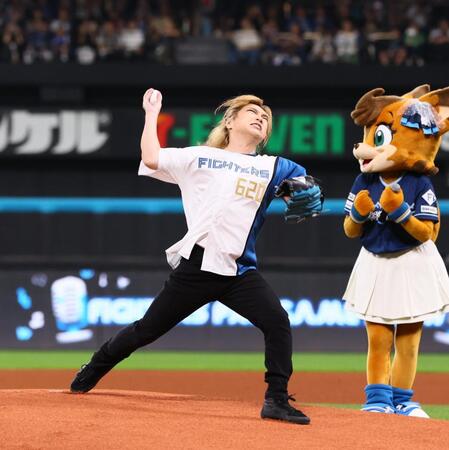 　ファーストピッチセレモニーで投球する鬼龍院翔（撮影・中島達哉）