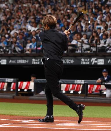 　空振りするＧＡＣＫＴ（撮影・中島達哉）