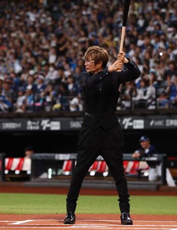 　鬼龍院翔からボールを奪われたが、バッターボックスに立つＧＡＣＫＴ（撮影・中島達哉）