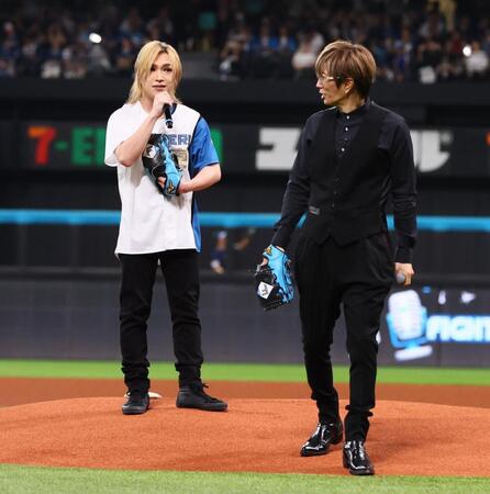 　鬼龍院翔（左）にファーストピッチを奪われ、マウンドを降りるＧＡＣＫＴ（撮影・中島達哉）