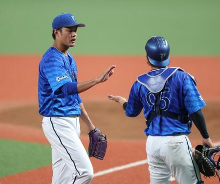 　２回を無失点に抑え、九鬼（右）とタッチを交わす藤浪（撮影・西岡正）