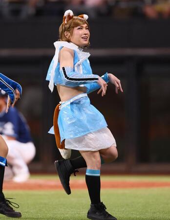 　きつねダンスを踊る鬼龍院翔（撮影・中島達哉）