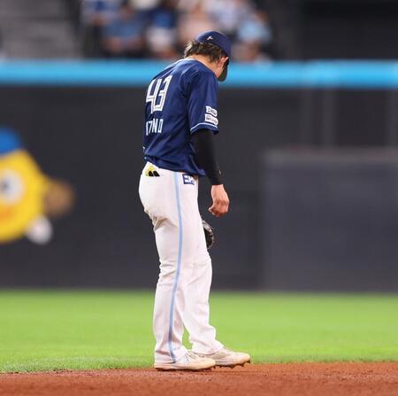 　６回、スプリンクラーが誤作動し、足元を確認する水野（撮影・中島達哉）