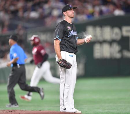 　２回、フランコ（後方）に先制の左越えソロを打たれたサモンズ（撮影・開出牧）